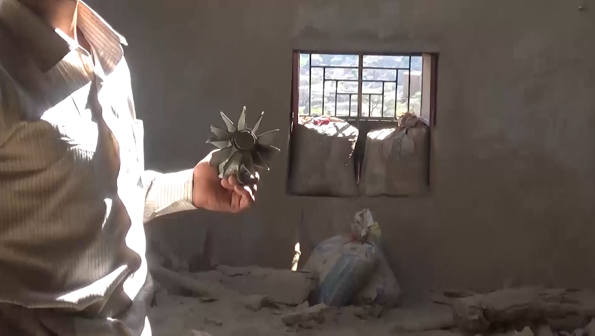 تضرر منزل المواطن علي محمد خالد في قرية الشعيب منطقة الحيدين بلحج جراء القصف العشوائي لمدفعية المنافقين