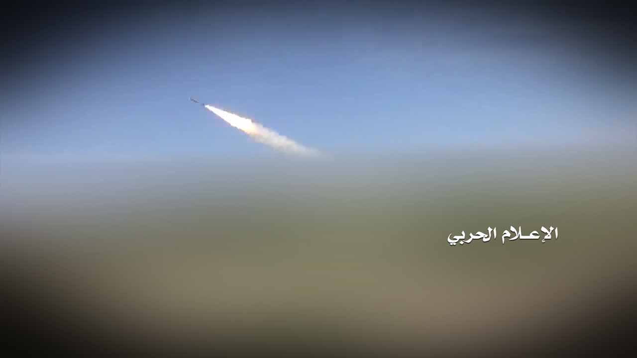 تعز – اطلاق 8 صواريخ نوع زلزال1 على مواقع وتجمعات المنافقين في معسكر خالد ومفرق المخا