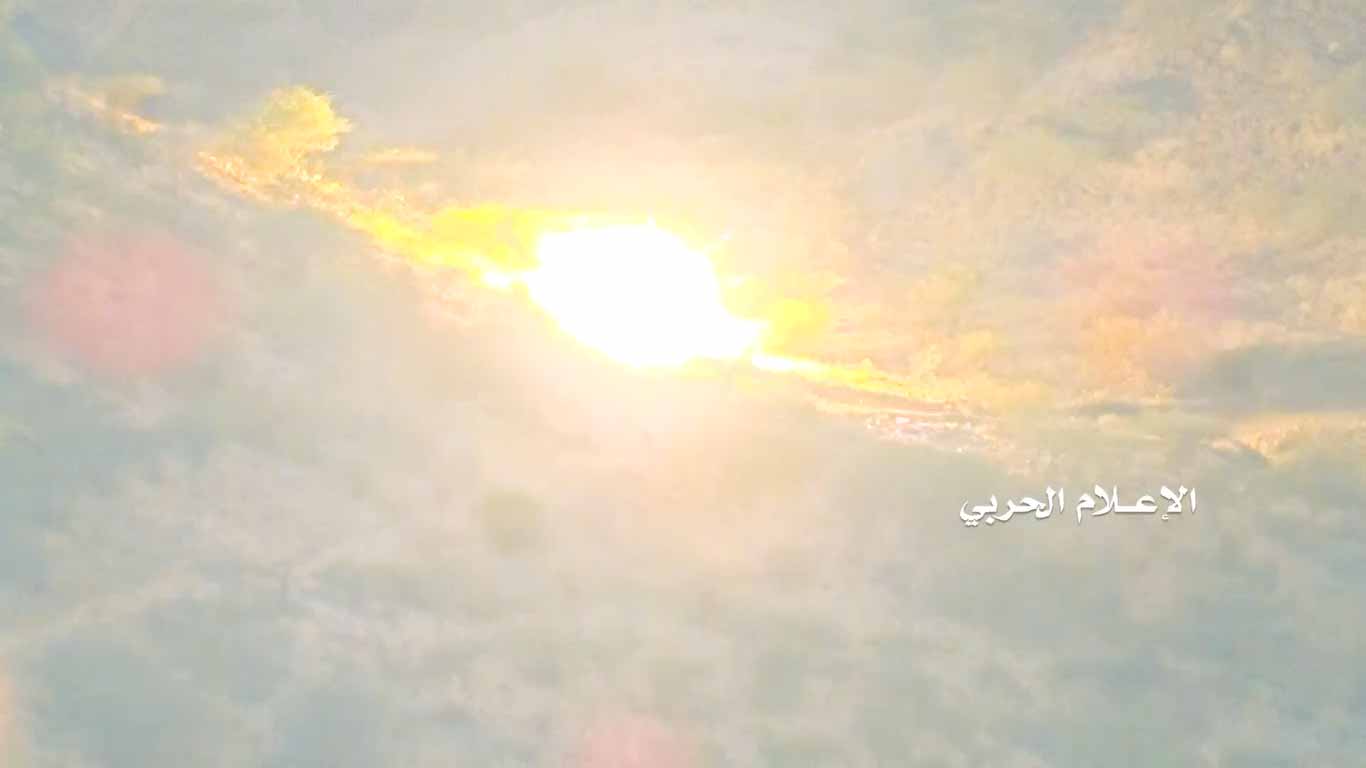 جيزان – مشاهد استهداف طقم محمل بالجنود السعوديين ومرتزقتهم بصاروخ موجه شرق جحفان
