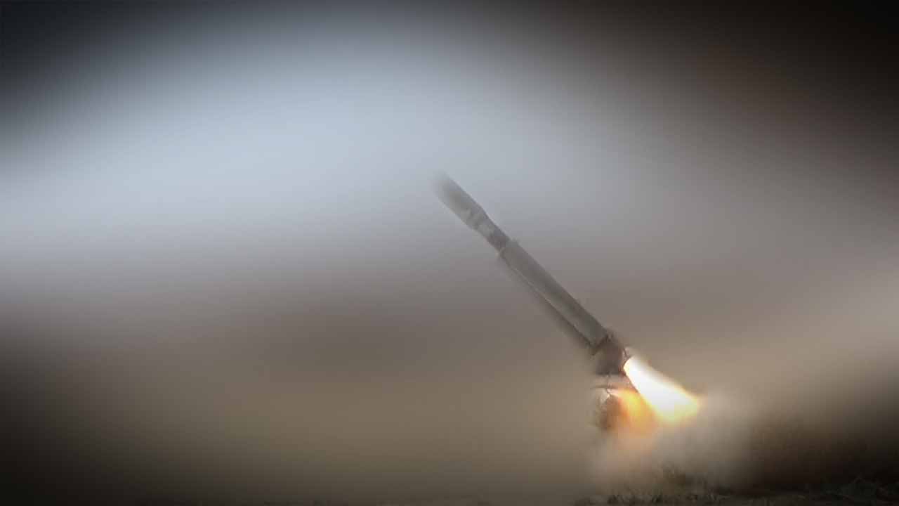 الجوف – اطلاق صاروخ زلزال1 وعدد من قذائف مدفعية على تجمعات المنافقين في تبة الجروف ومعسكر السلان