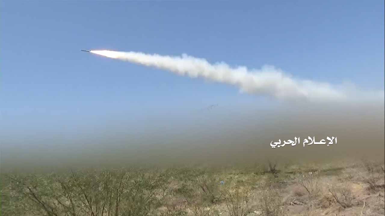 تعز – استهداف صاروخي ومدفعي واغاره ليلية على مواقع المنافقين في الوازعية