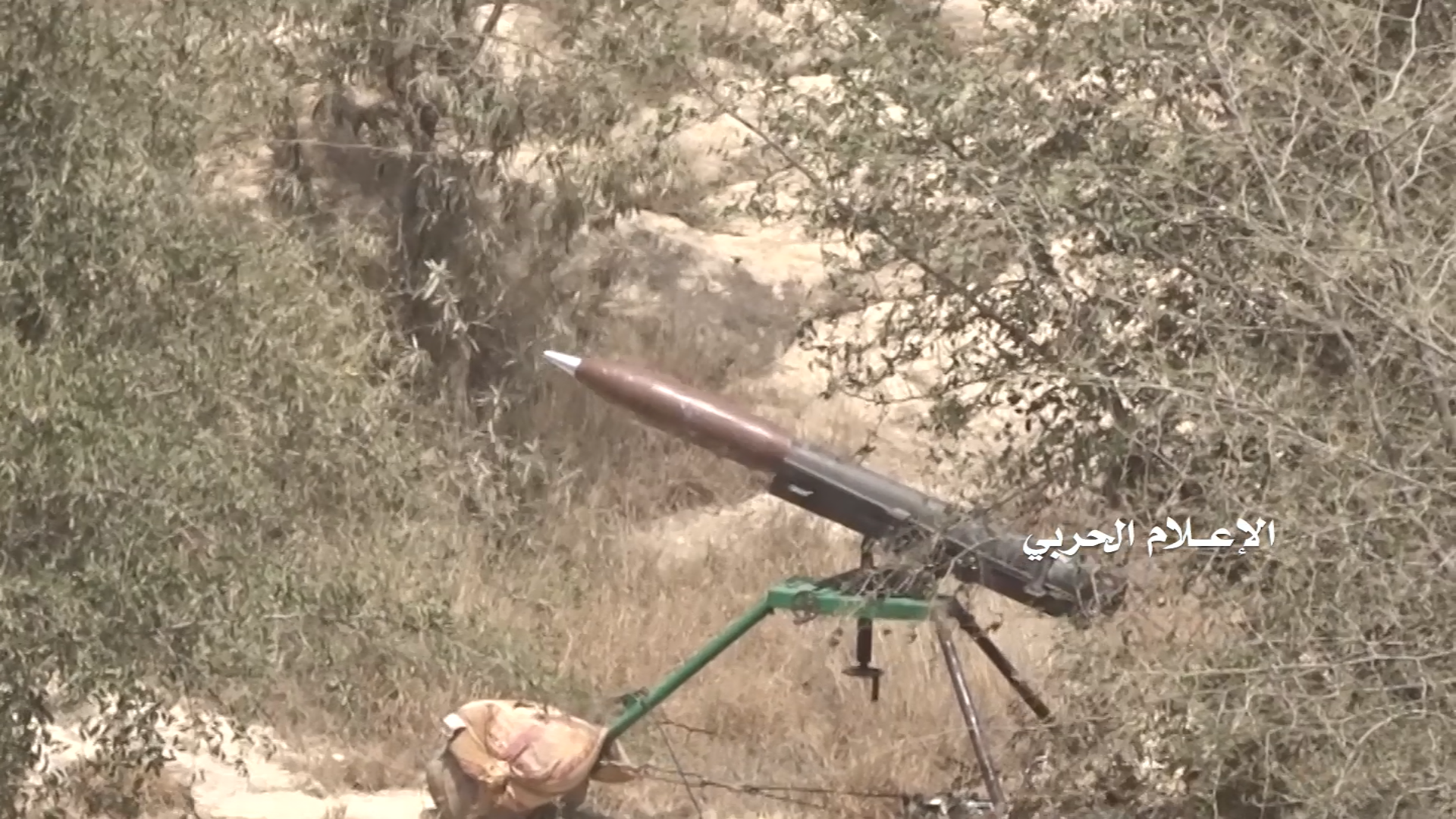 جيزان – إطلاق صاروخين نوع زلزال 1 وعدد من قذائف المدفعية على مواقع وتجمعات المنافقين قبالة قيس
