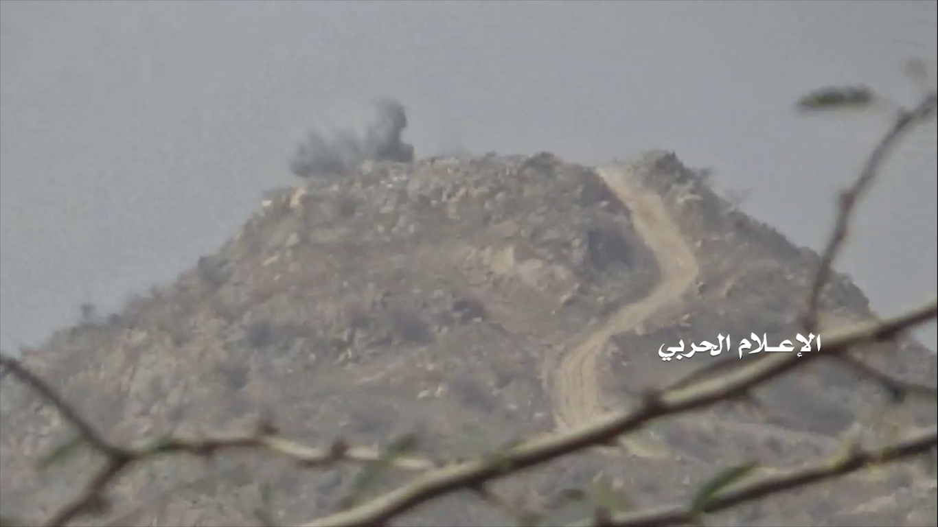 جيزان – استهداف تحصينات العدو في موقع مشعل السعودي بعدد من قذائف المدفعية