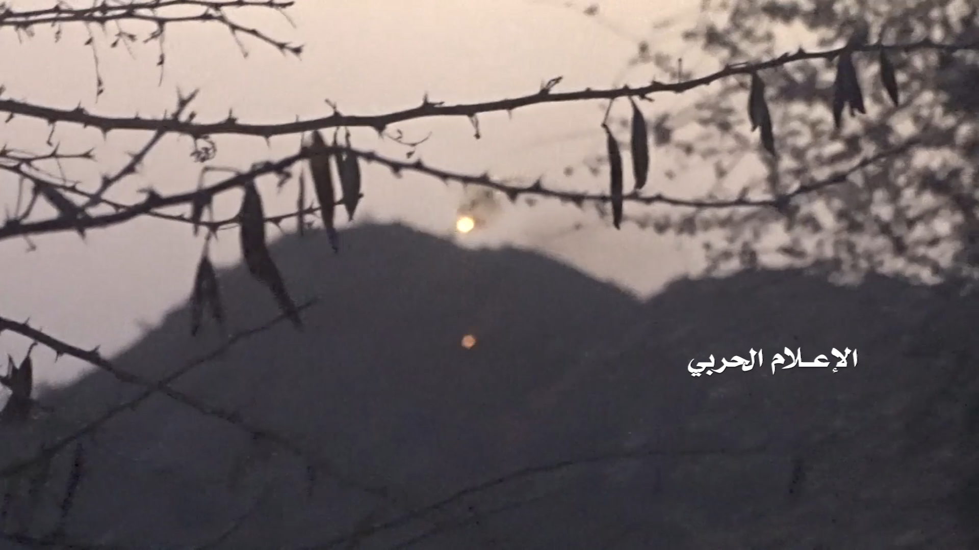 جيزان – إستهداف تحصينات ومواقع المنافقين بصاروخ موجه وعدد من قذائف المدفعية قبالة الدود