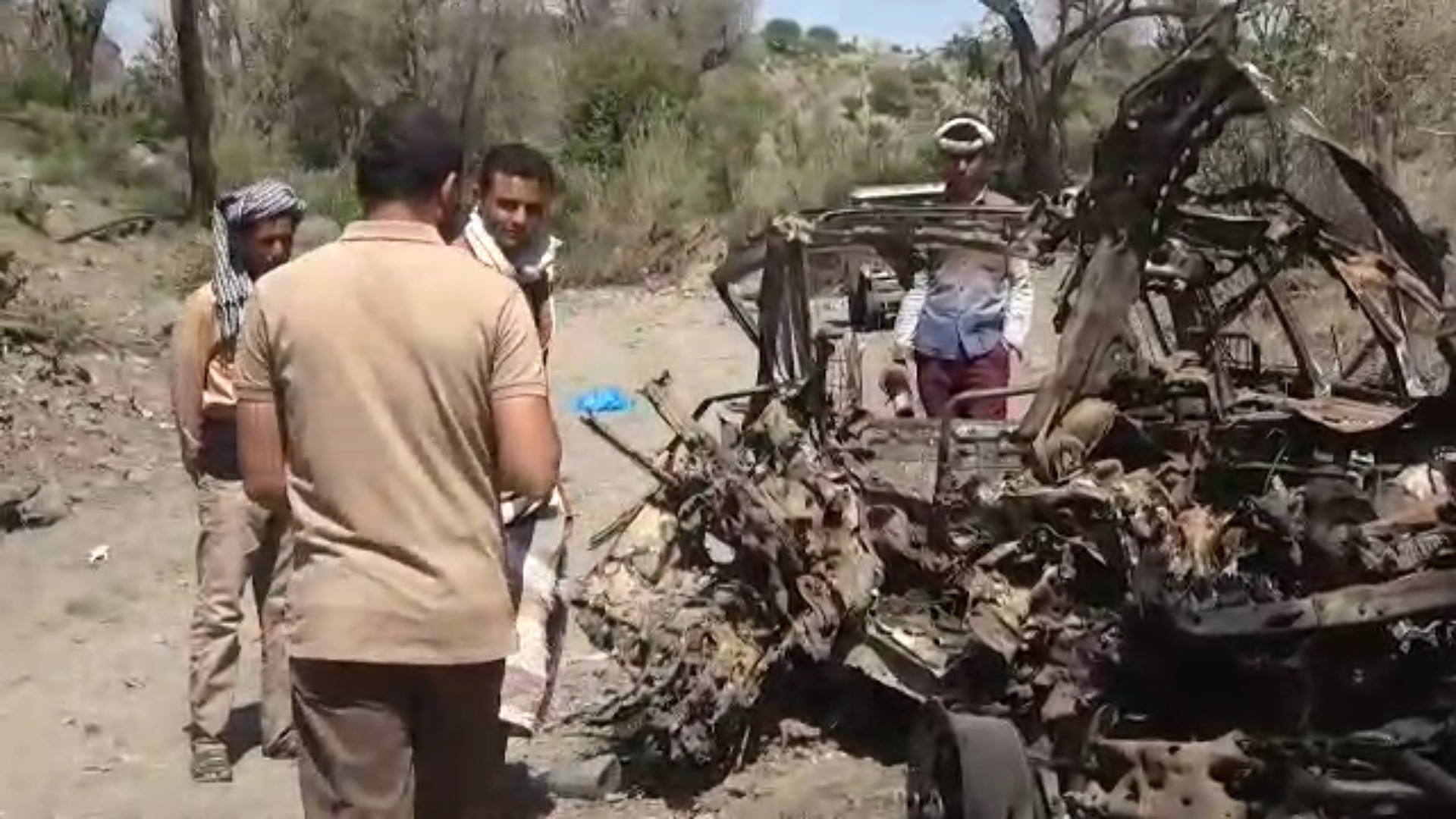 الضالع جريمة طيران العدوان باستهداف سيارتين تحملان مواطنين بغارة جوية في منطقة العود