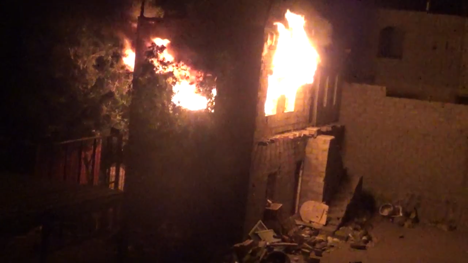 الحديدة – إحراق منزل أحد المواطنين بشارع الخمسين اثر خروقات منافقي العدوان بالأسلحة الثقيلة والمتوسطة