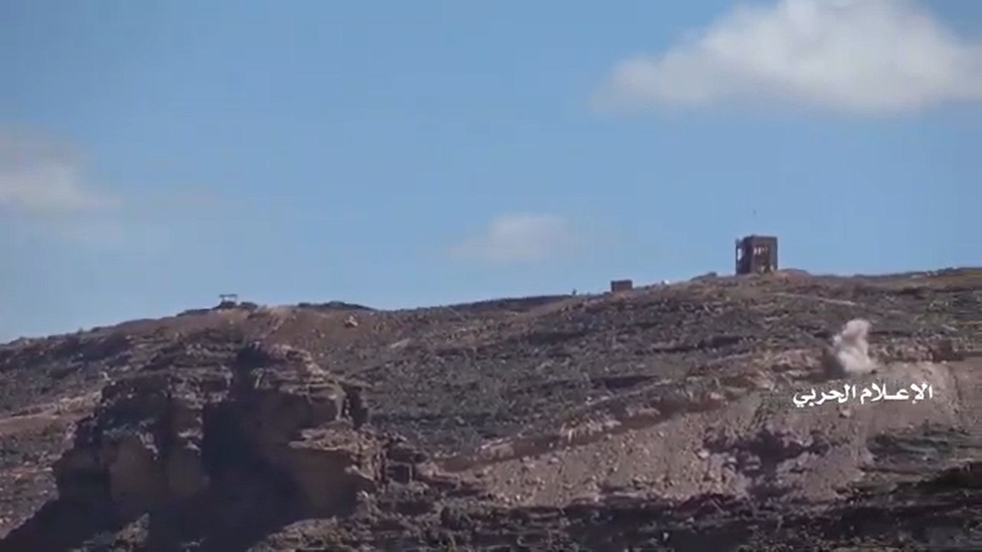 نجران – احراق مخزن لمرتزقة الجيش السعودي بقذائف المدفعية قباله رقابة مراش في مربع الحماد