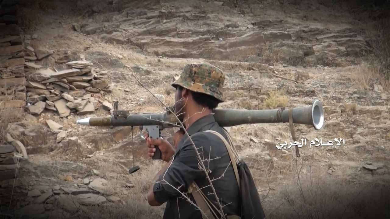 جيزان – إستهداف مواقع المنافقين بقذائف المدفعية واحراق مدرعة شرق الدود
